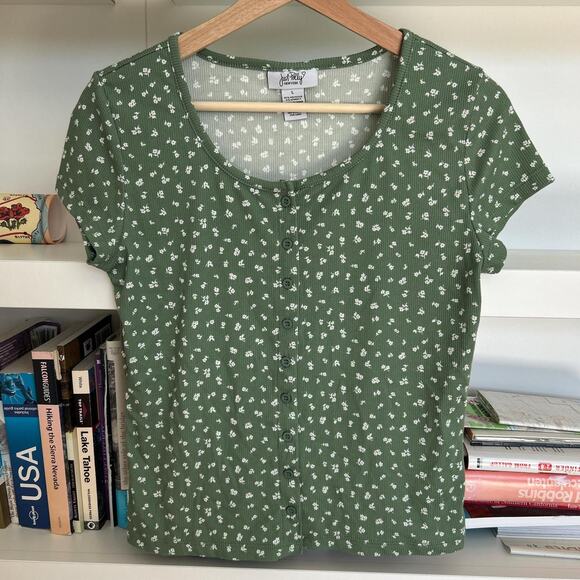 Green and white floral button up - Picture 1 of 3